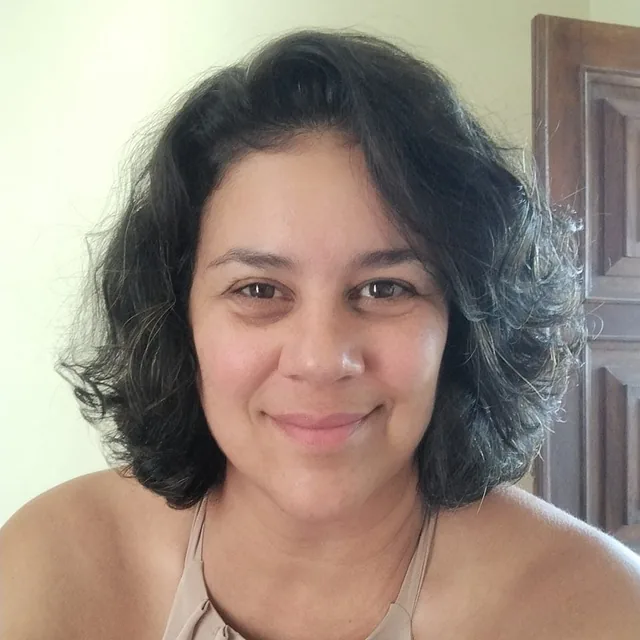 Cliente Cleusa Lopes com o Mini Aspirador de Pó Automotivo