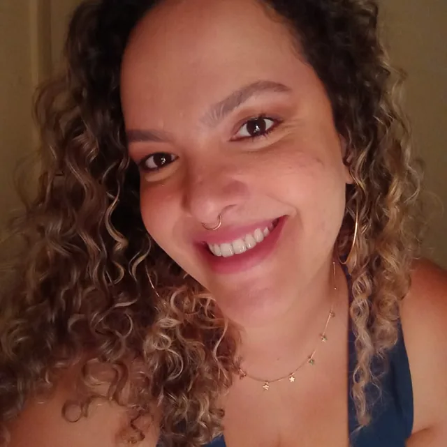 Cliente Leticia Santana com o Mini Aspirador de Pó Automotivo