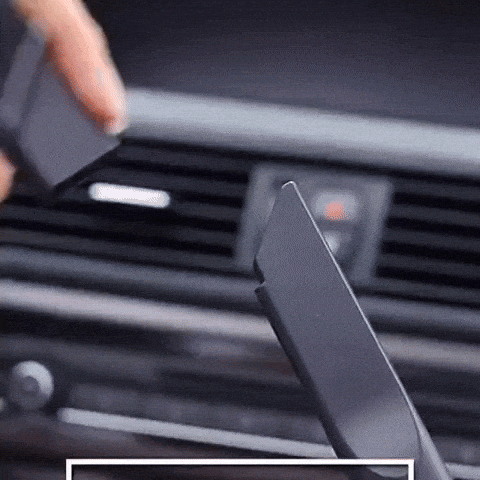 Demonstração da limpeza entre os bancos do carro com o Mini Aspirador de Pó Automotivo