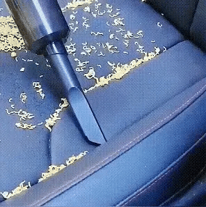 Demonstração da limpeza de costuras e cantos do banco com o Mini Aspirador de Pó Automotivo