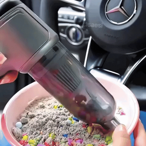 Demonstração da limpeza de pequenos resíduos no tapete do carro com o Mini Aspirador de Pó Automotivo
